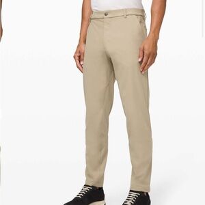 Lululemon Commission Pant Classic Warpstreme 32"
Tofino Sand Size 31